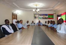 صورة رئيس حزب الاصلاح يجتمع مع اعضاء من قيادة منسقية الحمالة بميناء نواكشوط،،