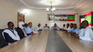 صورة رئيس حزب الاصلاح يجتمع مع اعضاء من قيادة منسقية الحمالة بميناء نواكشوط،،