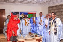 صورة مجموعة من أطر حزب الإصلاح على مستوى مقاطعة اوجفت يجتمعون مع رئيس الحزب