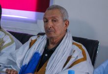 صورة كتب الوزير سيدي ولد أحمد ديه بعد مشاركته في ندوة حول الفساد نظمها حزب الاصلاح بمقره المركزي،