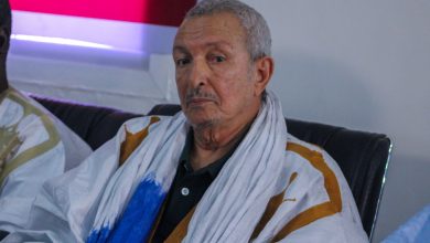 صورة كتب الوزير سيدي ولد أحمد ديه بعد مشاركته في ندوة حول الفساد نظمها حزب الاصلاح بمقره المركزي،