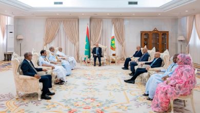 صورة رئيس حزب الإصلاح ضمن رؤساء الأقطاب السياسية الذين سلموا اليوم خارطة طريق الحوار لرئيس الجمهورية